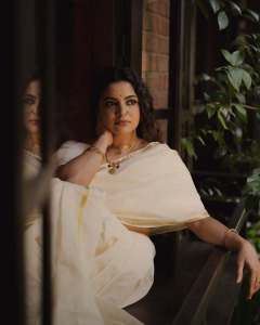 Nikhila-vimal-in-no-blouse-saree-look-photos-004