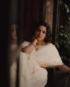 Nikhila-vimal-in-no-blouse-saree-look-photos-005