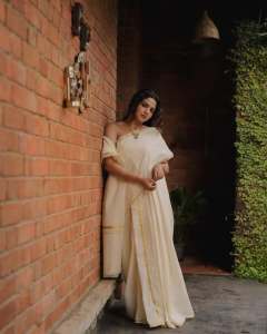 Nikhila-vimal-in-no-blouse-saree-look-photos-007
