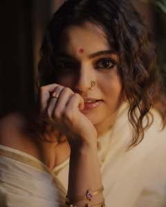 Nikhila-vimal-in-no-blouse-saree-look-photos