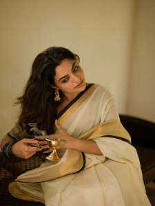 nikhila-vimal-in-check-printed-blouse-for-kerala-saree-pics-003