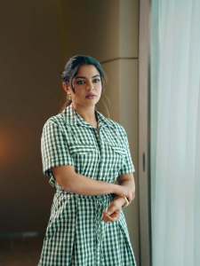 nikhila-vimal-latest-photos-in-check-print-long-frock-style-ideas-003