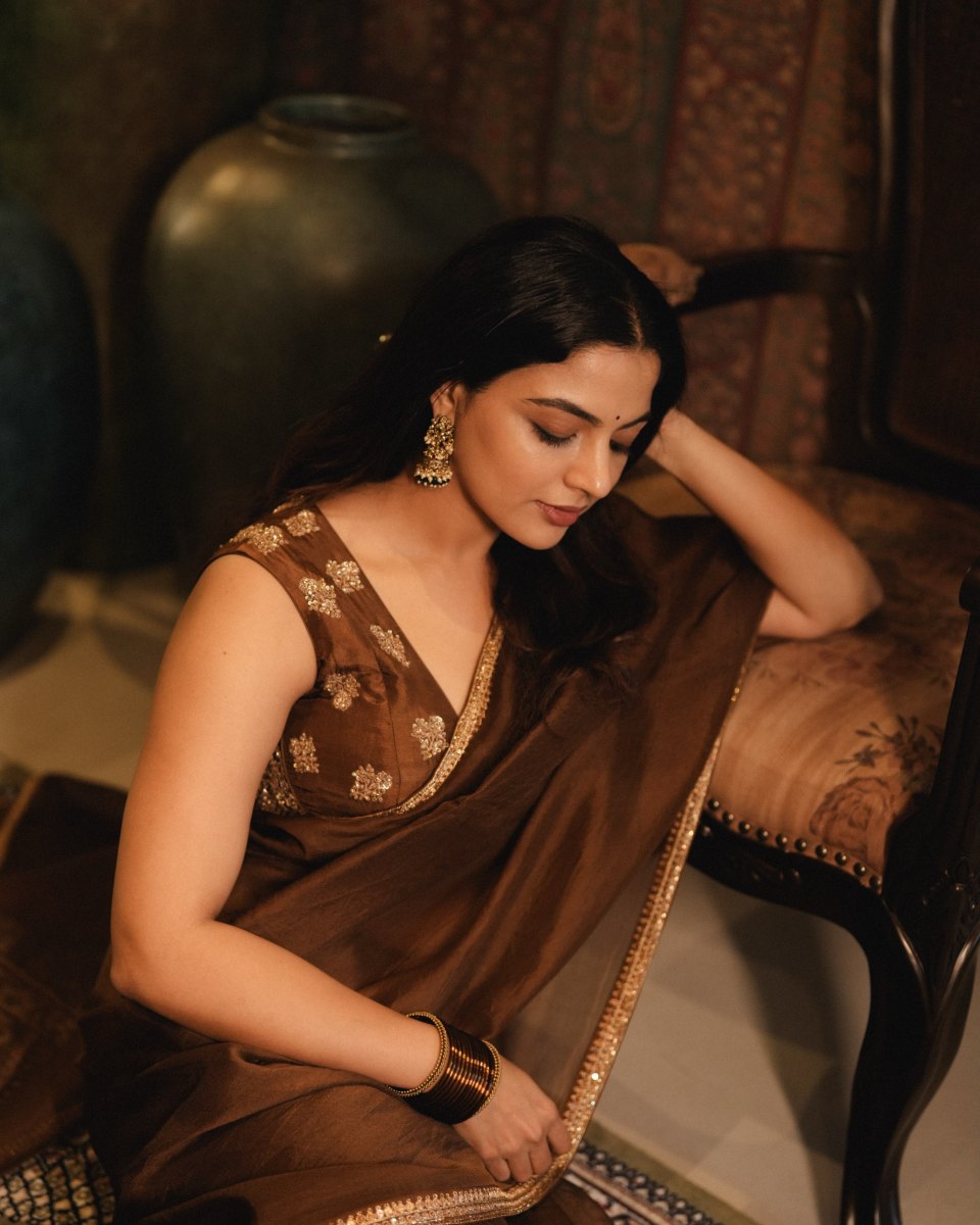 nikhila-vimal-in-lightweight-chocolate-brown-saree-with-sleeveless-blouse-003