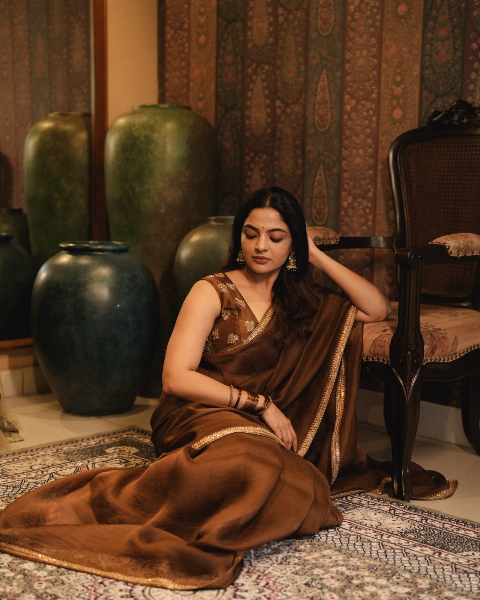 nikhila-vimal-in-lightweight-chocolate-brown-saree-with-sleeveless-blouse-005