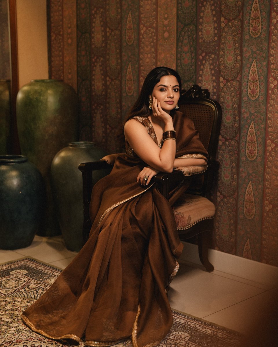 nikhila-vimal-in-lightweight-chocolate-brown-saree-with-sleeveless-blouse-007