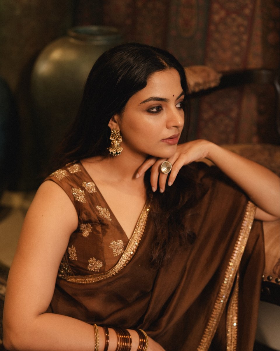nikhila-vimal-in-lightweight-chocolate-brown-saree-with-sleeveless-blouse