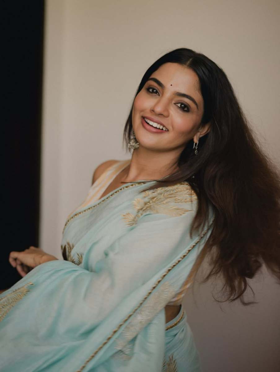 nikhila-vimal-in-lightweight-pastel-aqua-saree-with-sleeveless-V-neck-fitted-blouse-photos-008