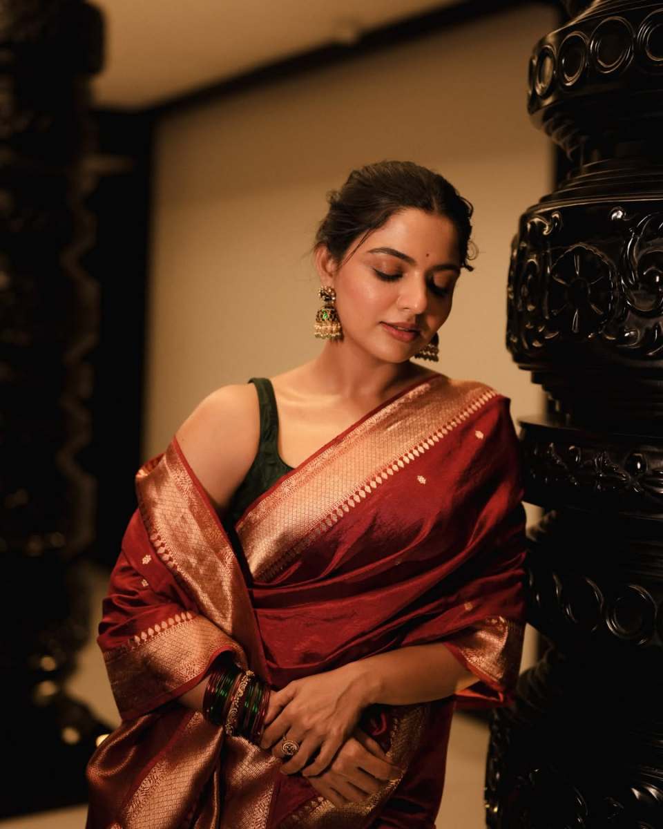 nikhila-vimal-in-rich-maroon-red-saree-with-Dark-emerald-green-or-forest-green-blouse-styling-photos-002