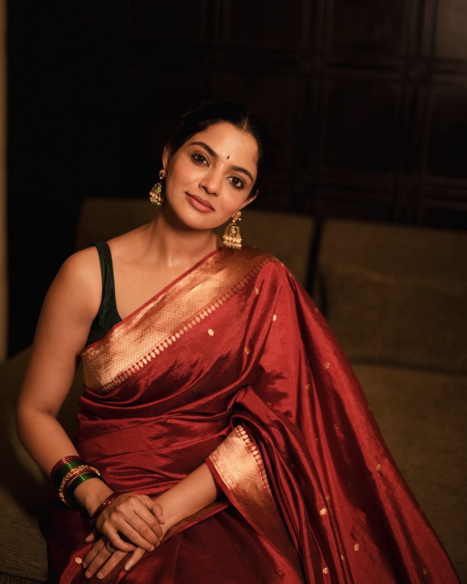 nikhila-vimal-in-rich-maroon-red-saree-with-Dark-emerald-green-or-forest-green-blouse-styling-photos