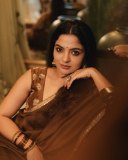 nikhila-vimal-in-lightweight-chocolate-brown-saree-with-sleeveless-blouse-002
