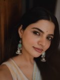 nikhila-vimal-in-lightweight-pastel-aqua-saree-with-sleeveless-V-neck-fitted-blouse-photos