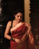 nikhila-vimal-in-rich-maroon-red-saree-with-Dark-emerald-green-or-forest-green-blouse-styling-photos-001