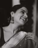 nikhila-vimal-in-rich-maroon-red-saree-with-Dark-emerald-green-or-forest-green-blouse-styling-photos-004