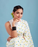 nikhila-vimal-in-white-saree-with-sleeveless-blouse-002