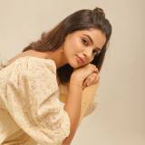 nikhila-vimal-new-look-and-makeup-trend-photos-010