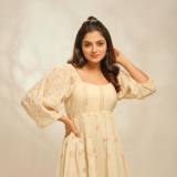 nikhila-vimal-new-look-and-makeup-trend-photos-011