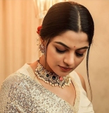 nikhila-vimal-photoshoot-in-new-look