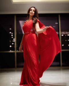 nikki-galrani-beautiful-pictures-in-red-saree
