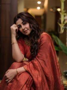 nikki-galrani-in-Tussar-silk-rust-red-with-warm-metallic-gold-saree-and-high-round-neckline-blouse-and-Styled-with-traditional-gold-jewelry-photos-001