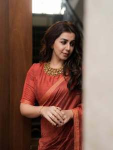 nikki-galrani-in-Tussar-silk-rust-red-with-warm-metallic-gold-saree-and-high-round-neckline-blouse-and-Styled-with-traditional-gold-jewelry-photos-002