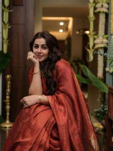 nikki-galrani-in-Tussar-silk-rust-red-with-warm-metallic-gold-saree-and-high-round-neckline-blouse-and-Styled-with-traditional-gold-jewelry-photos-004