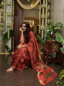 nikki-galrani-in-Tussar-silk-rust-red-with-warm-metallic-gold-saree-and-high-round-neckline-blouse-and-Styled-with-traditional-gold-jewelry-photos-005