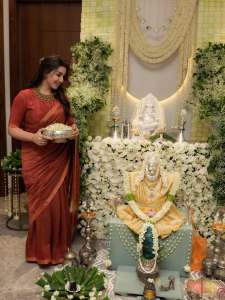 nikki-galrani-in-Tussar-silk-rust-red-with-warm-metallic-gold-saree-and-high-round-neckline-blouse-and-Styled-with-traditional-gold-jewelry-photos-006