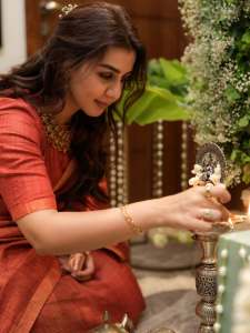 nikki-galrani-in-Tussar-silk-rust-red-with-warm-metallic-gold-saree-and-high-round-neckline-blouse-and-Styled-with-traditional-gold-jewelry-photos-007