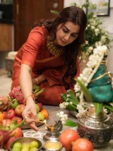 nikki-galrani-in-Tussar-silk-rust-red-with-warm-metallic-gold-saree-and-high-round-neckline-blouse-and-Styled-with-traditional-gold-jewelry-photos-008