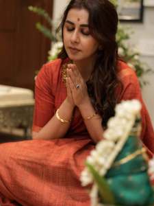 nikki-galrani-in-Tussar-silk-rust-red-with-warm-metallic-gold-saree-and-high-round-neckline-blouse-and-Styled-with-traditional-gold-jewelry-photos-009