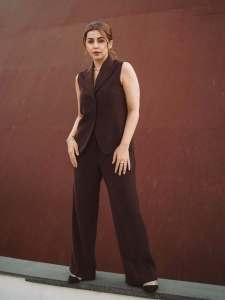 nikki-galrani-in-coffee-brown-regular-fit-pants-and-top-photos-004