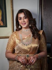 nikki-galrani-in-golden-saree-look-wedding-function-photos-004