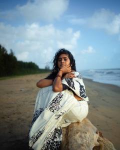 actress-nimisha-sajayan-latest-photos-in-white-saree-with-black-blouse-001
