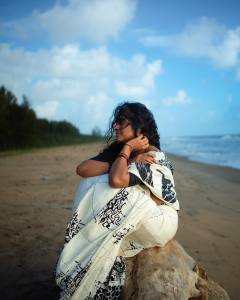 actress-nimisha-sajayan-latest-photos-in-white-saree-with-black-blouse-002