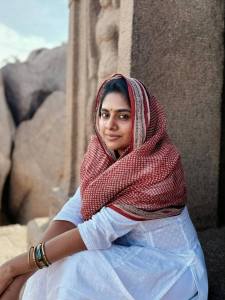 nimisha-sajayan-in-white-churidar-with-dupatta-style-photos-001