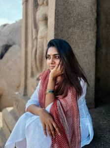 nimisha-sajayan-in-white-churidar-with-dupatta-style-photos-002