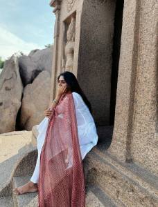 nimisha-sajayan-in-white-churidar-with-dupatta-style-photos-003