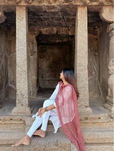 nimisha-sajayan-in-white-churidar-with-dupatta-style-photos-004