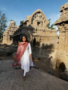 nimisha-sajayan-in-white-churidar-with-dupatta-style-photos-005