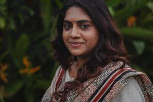 nimisha-sajayan-in-white-churidar-with-dupatta-style-photos-007
