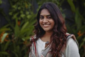 nimisha-sajayan-in-white-churidar-with-dupatta-style-photos-008