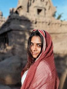 nimisha-sajayan-in-white-churidar-with-dupatta-style-photos-010