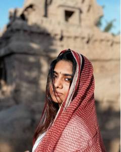 nimisha-sajayan-in-white-churidar-with-dupatta-style-photos-011