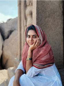 nimisha-sajayan-in-white-churidar-with-dupatta-style-photos