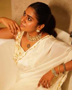 nimisha-sajayan-in-white-saree-with-ornaments-and-makeup-ideas-photos-002
