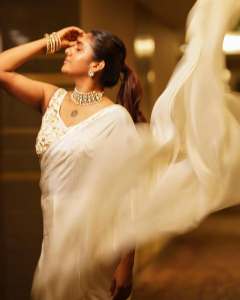 nimisha-sajayan-in-white-saree-with-ornaments-and-makeup-ideas-photos-004