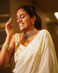 nimisha-sajayan-in-white-saree-with-ornaments-and-makeup-ideas-photos-005