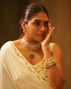 nimisha-sajayan-in-white-saree-with-ornaments-and-makeup-ideas-photos-008