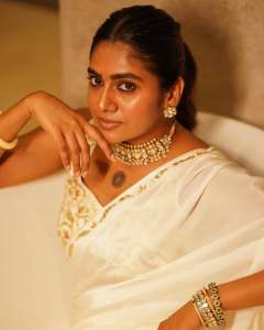 nimisha-sajayan-in-white-saree-with-ornaments-and-makeup-ideas-photos