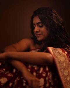 nimisha-sajayan-saree-with-light-makeup-look-008
